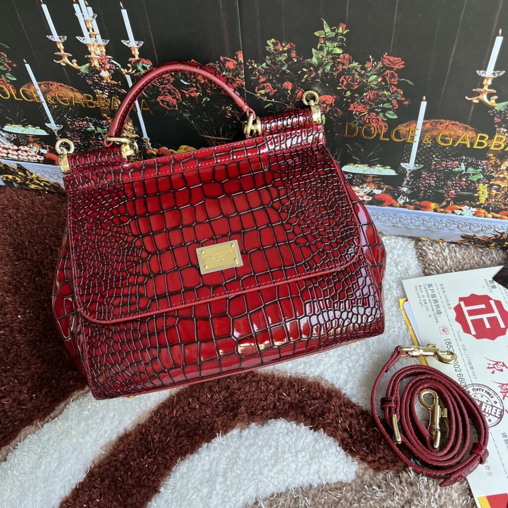 ドルチェ・アンド・ガッバーナ「D&G」エンボスレザー ショルダーバッグ