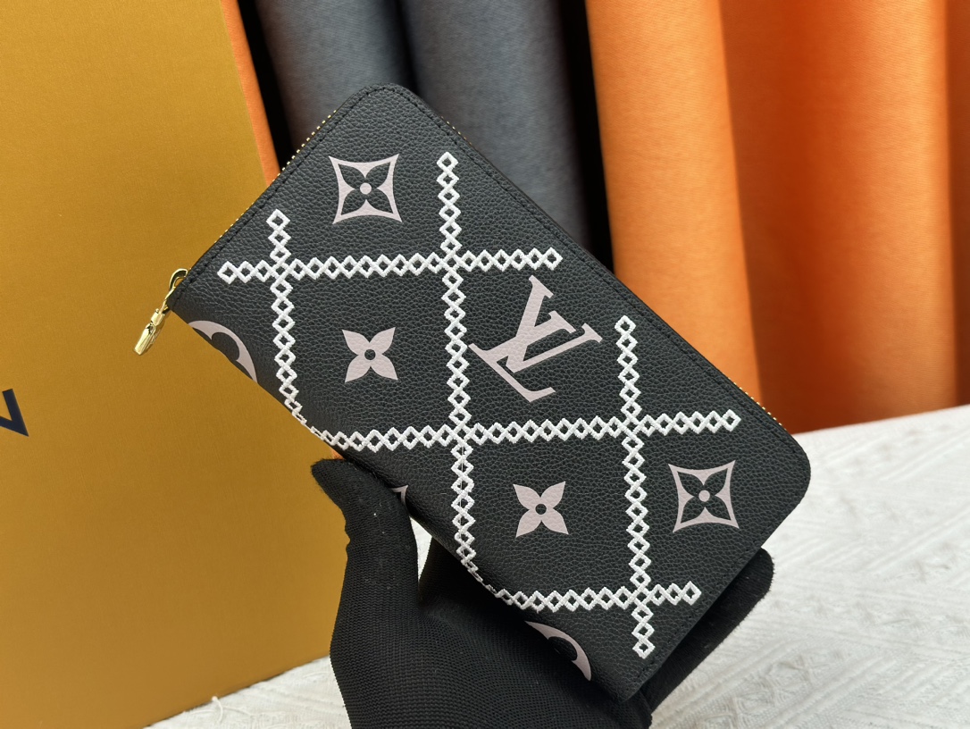 ルイ・ヴィトン ジッピー・ウォレット「エンボス 刺繍」