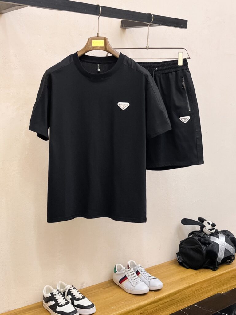 プラダ 2026春夏 セットアップ「半袖＆ショートパンツ」