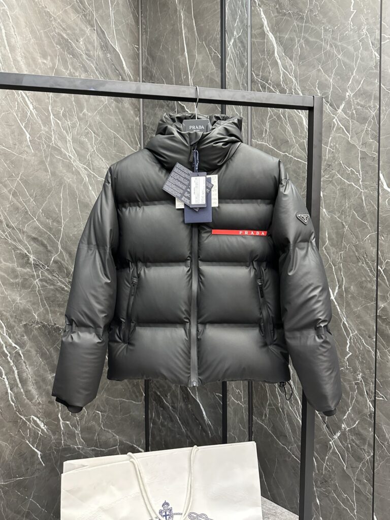 プラダ「Prada」冬物新作 超ふんわりメンズダウンジャケット