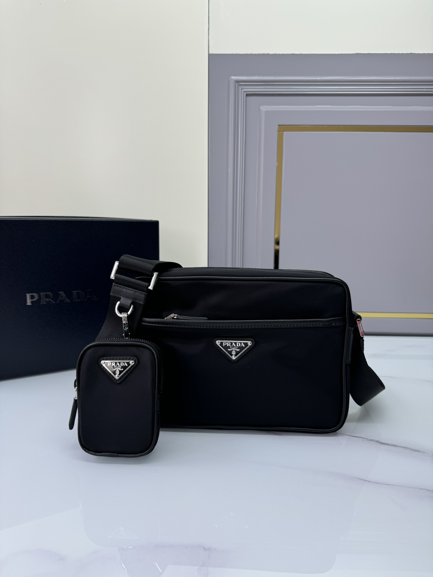プラダ「Prada」サフィアーノ レザー マルチポケット ショルダーバッグ