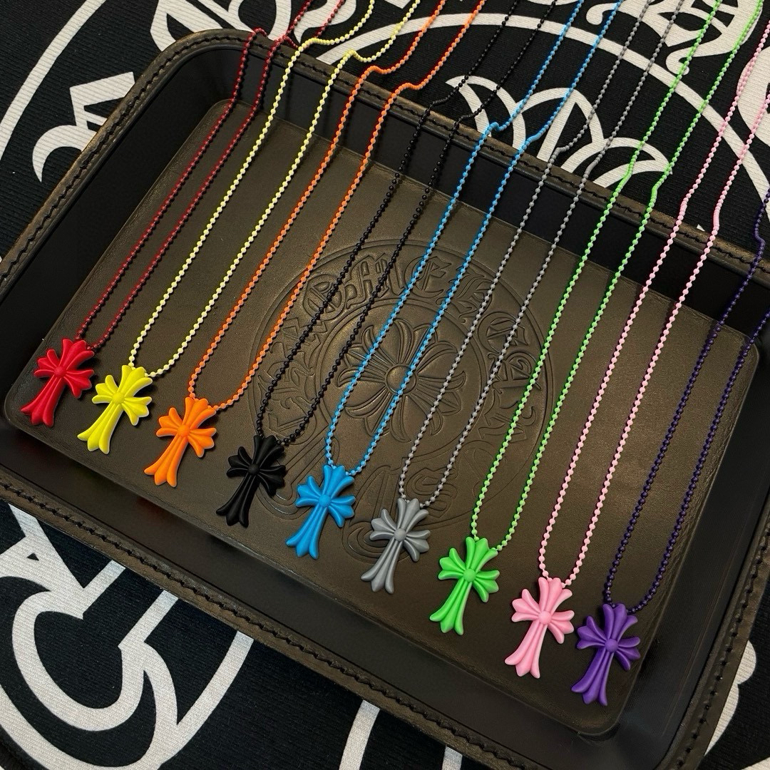 クロムハーツ「Chrome Hearts」クロスチャームネックレス(レジン製)
