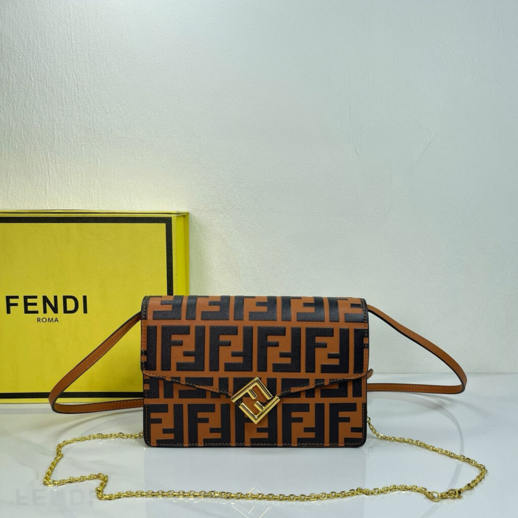 フェンディ「Fendi」FF ロゴ ミニチェーンバッグ