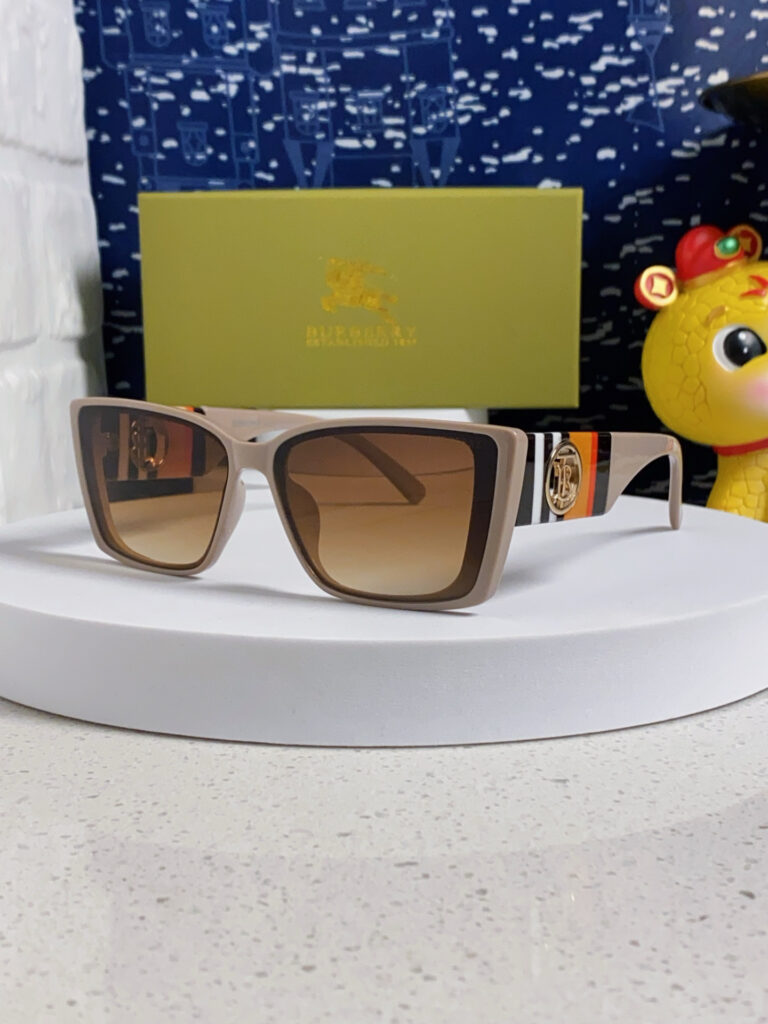 【店頭新登場】Burberry ブリティッシュデザインサングラス「アウトドア適合」
