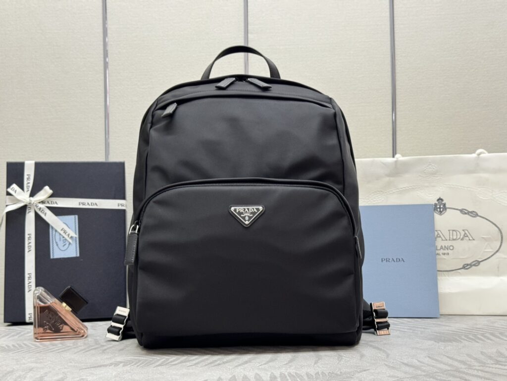 プラダ「Prada」サフィアーノ＆ナイロン バックパック