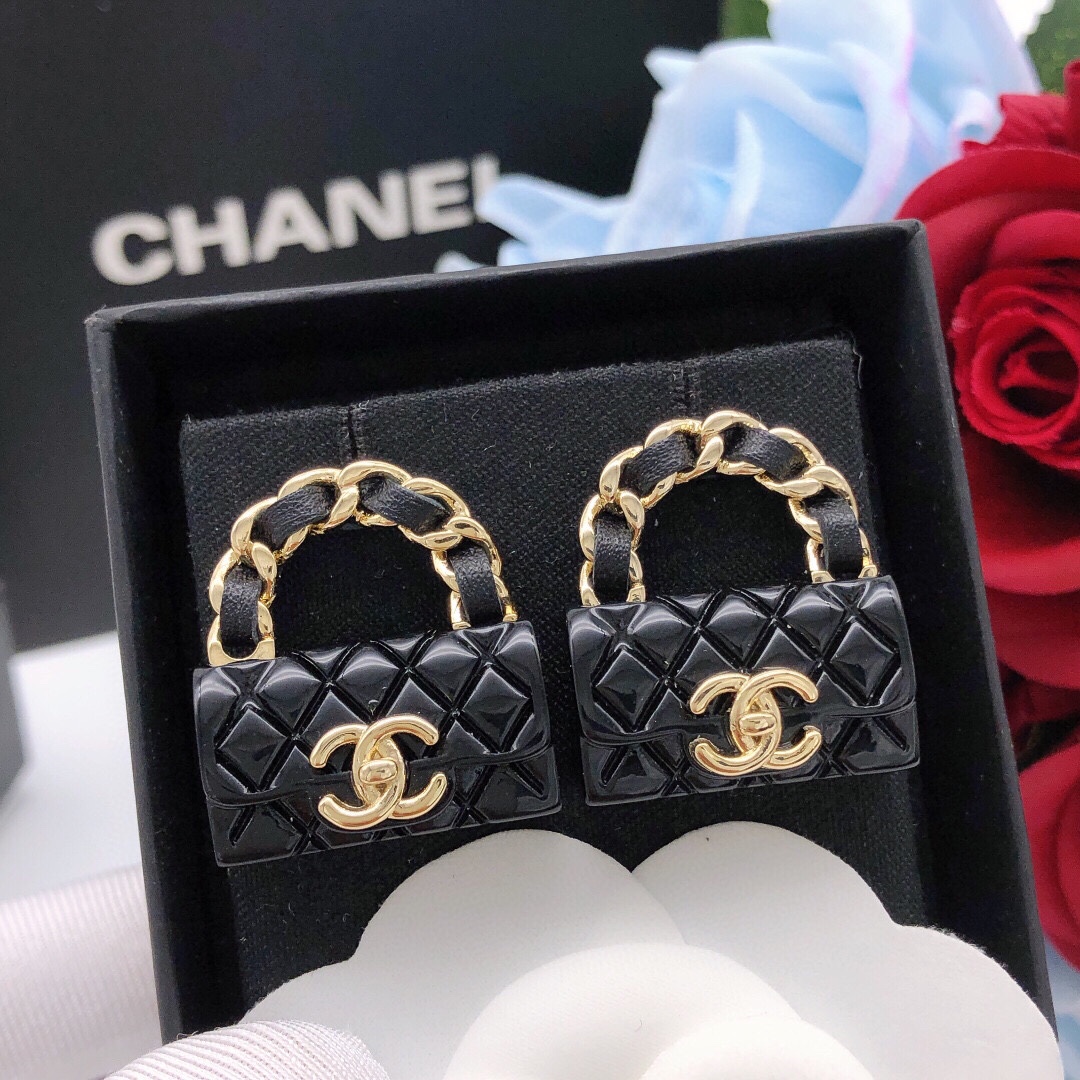 シャネル「Chanel」25 秋冬 ミニバッグモチーフ イヤリング(ブラックレザー)