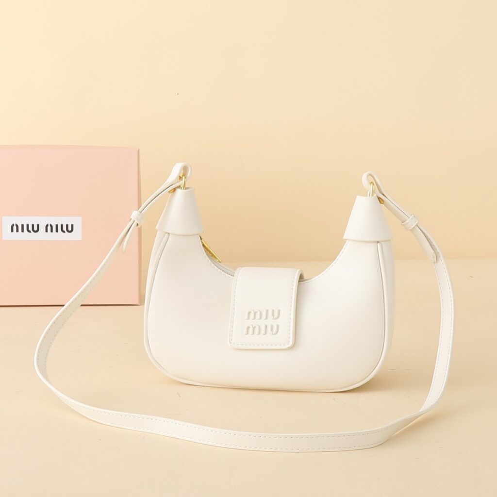 ミュウミュウ アバンチュール 三日月 レザーバッグ「Aventure Bag」