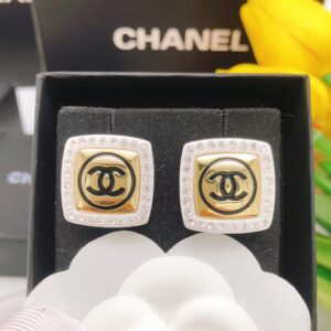 シャネル「Chanel」クラシック ダブルC ホワイト スクエア ピアス