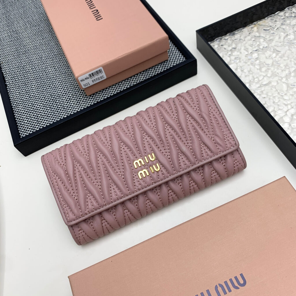 ミュウミュウ ラージ マトラッセ ナッパレザー ウォレット「Matelassé Wallet」