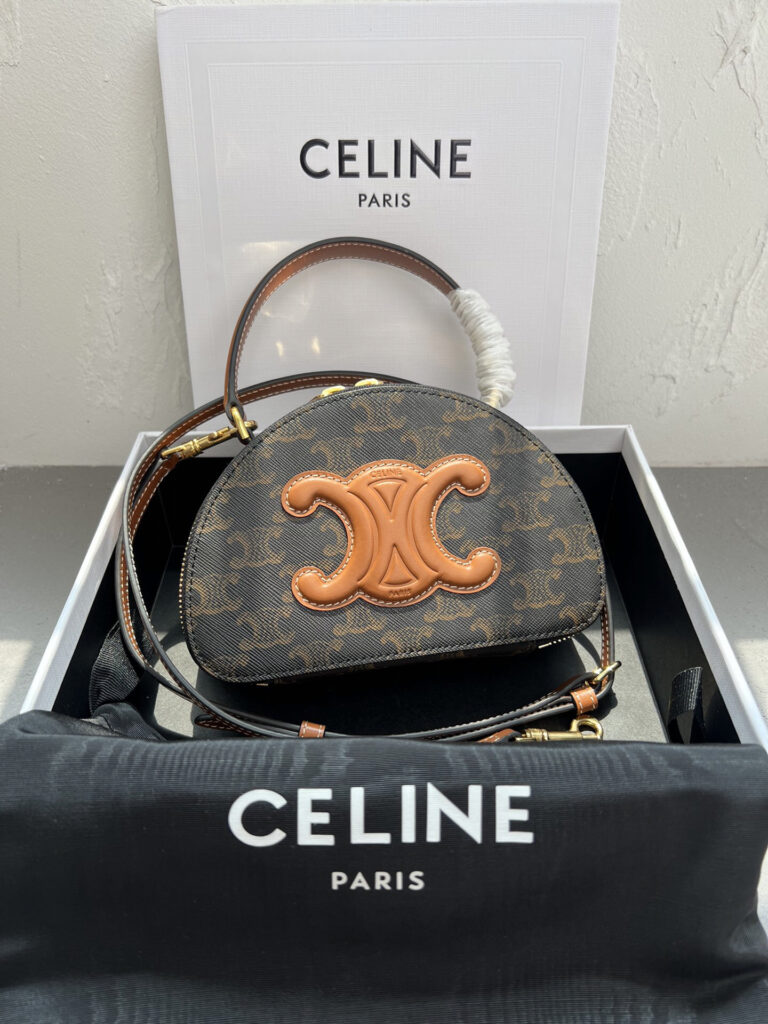 セリーヌ「CelineTRIOMPHE CANVAS 半月型ショルダーバッグ
