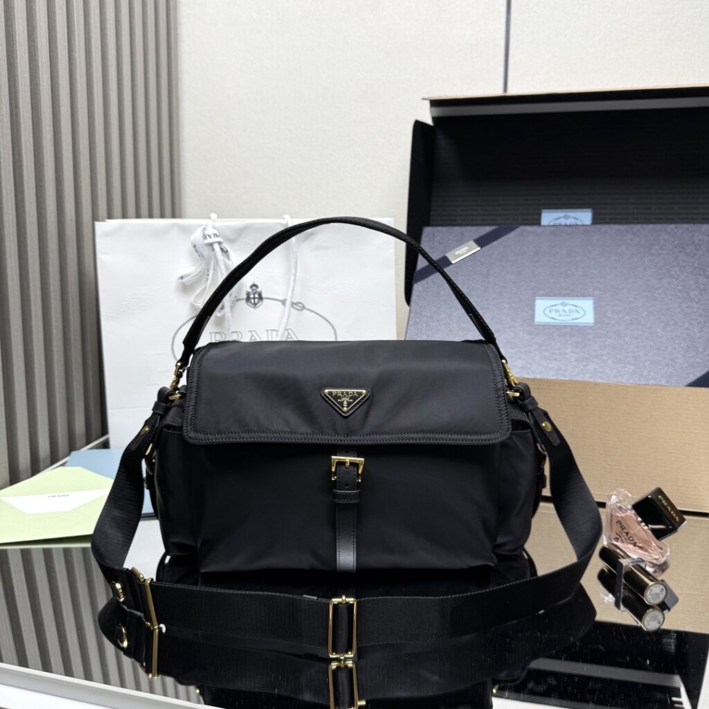 プラダ「Prada」ショルダーバッグ