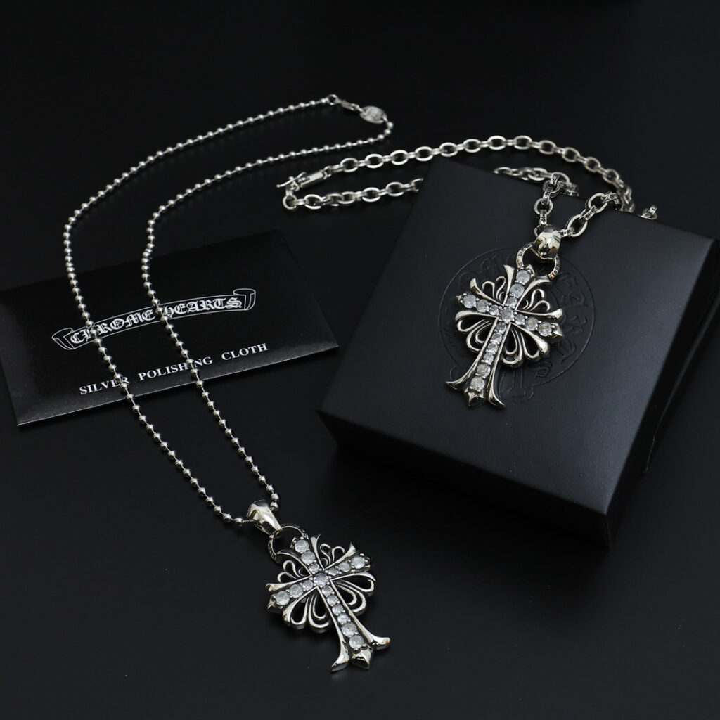 クロムハーツ「Chrome Hearts」のクラシックネックレス - 日常に上品なアクセントを添えるユニセックスモデル