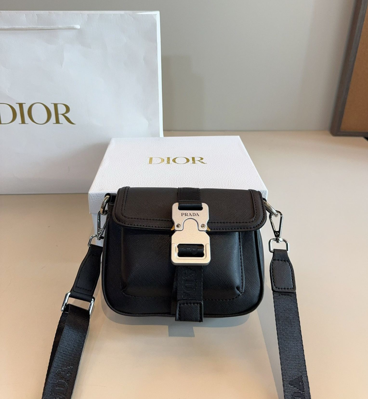 プラダ「Prada」カメラメッセンジャーバッグ ショルダーバッグ
