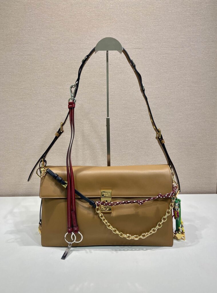 プラダ「Prada」Soft Sound ナッパレザーショルダーバッグ