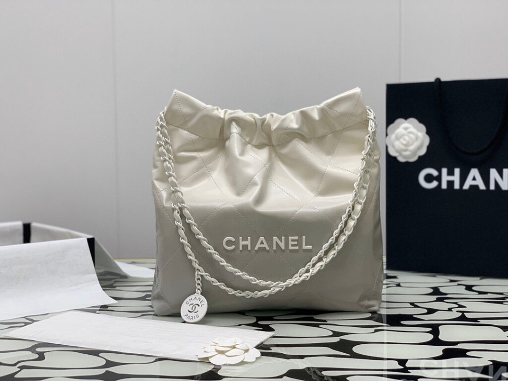 シャネル「Chanel」22バッグ スモール シャイニングカーフ