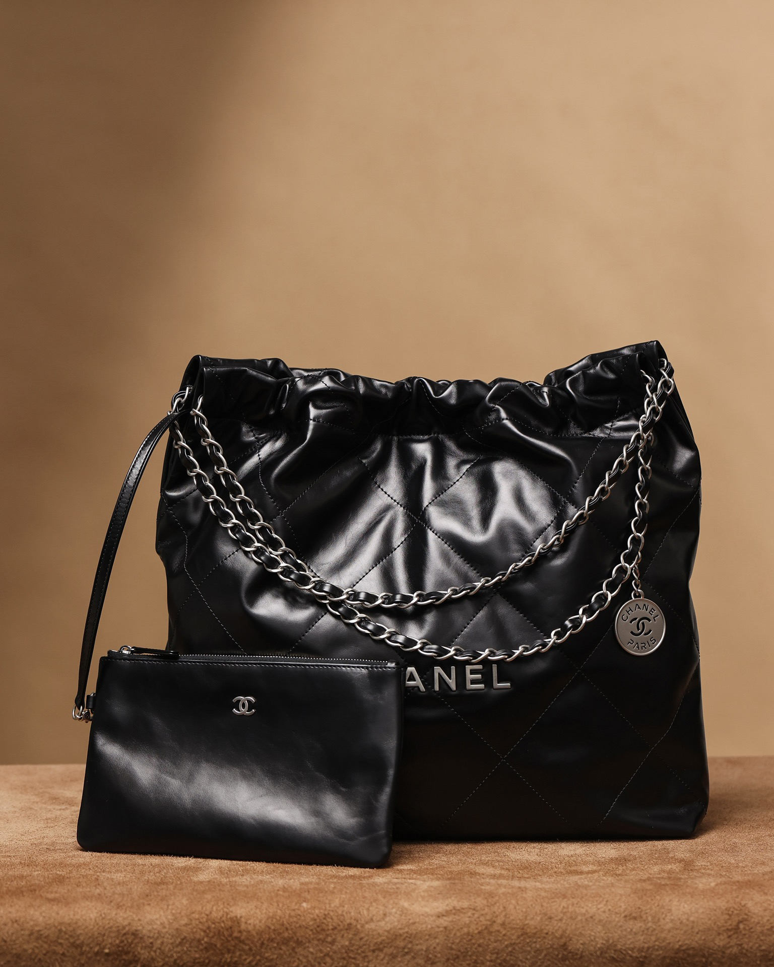 シャネル「Chanel」22バッグ シルバーロゴ ミディアムサイズ