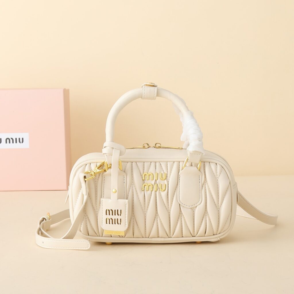 ミュウミュウ アルカディ マテラッセレザー レギュラー/ラージバッグ「Arcadie Bag」