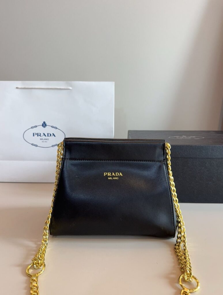 プラダ「Prada」 Enchaîné ショルダーバッグ