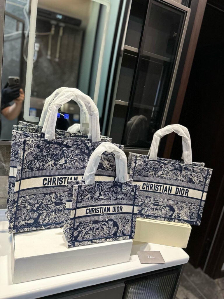 ディオール「Dior」 Book Tote バッグ スモール、ミディアム、ラージの3つのサイズ