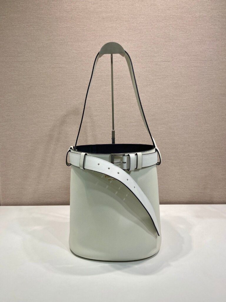プラダ「Prada」ブレイク＆レザーバケットバッグ