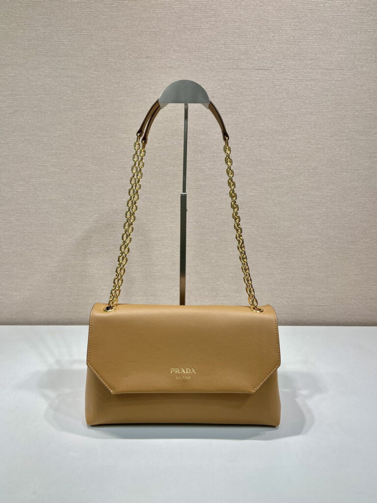 プラダ「Prada」ナッパレザーショルダーバッグ