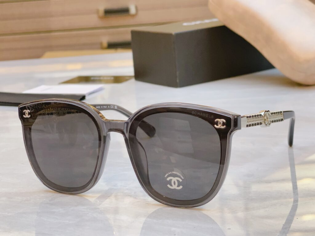 【新作到着】Chanel ハイセンスデザインサングラス「遮光レンズ搭載」