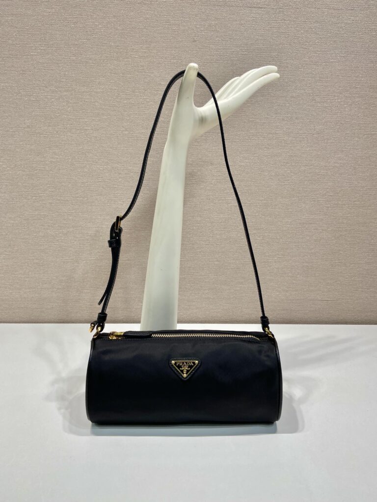 プラダ「Prada」 リサイクルナイロン手取バッグ