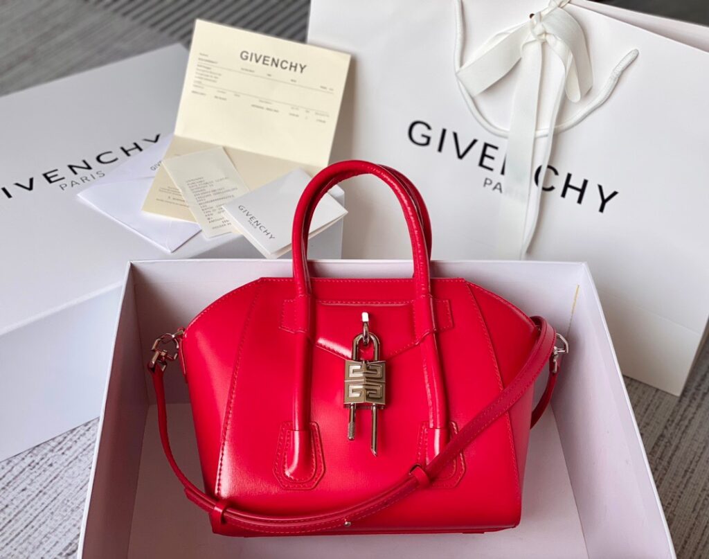 ジバンシィ「Givenchy」スモール アンティゴナ ボックスレザー バッグ