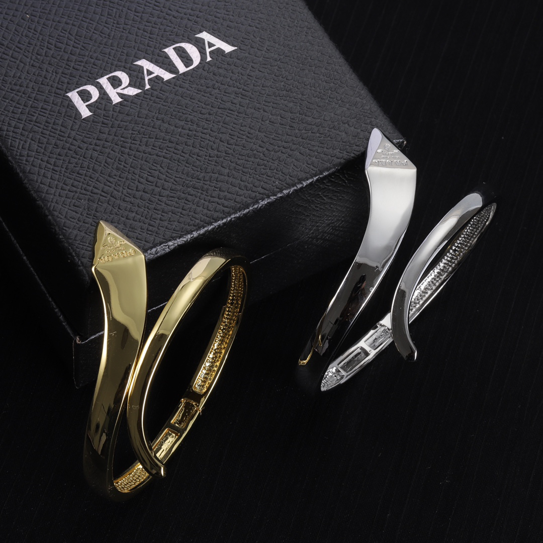 プラダ「Prada」プラダ アシンメトリー メタル ブレスレット