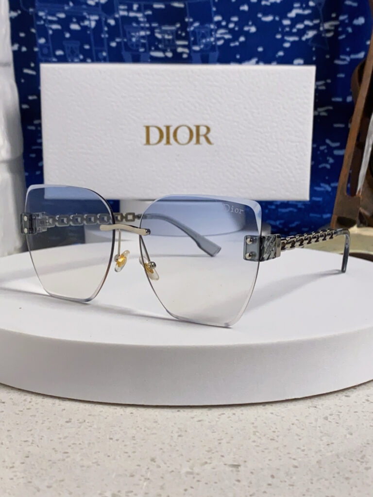 【注目新入荷】Dior フランス仕立てサングラス「ドライブ最適」