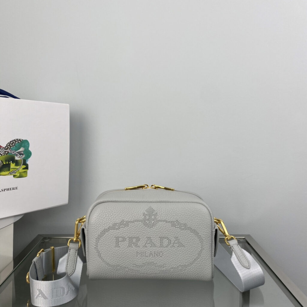 プラダ「Prada」エンボスロゴ クロスボディバッグ モデル