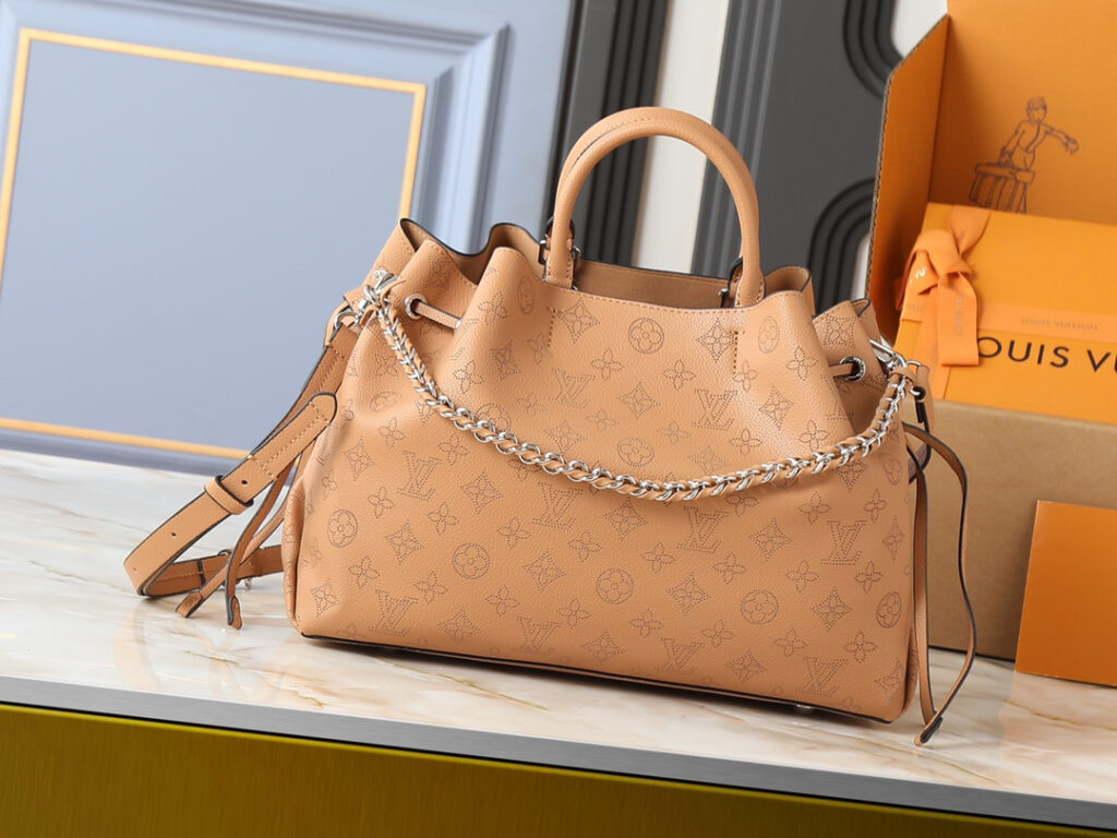 ルイ・ヴィトン ベラ･トート マヒナ子牛革「Bella Tote」