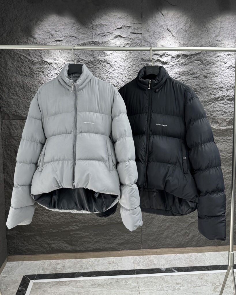 バレンシアガ「Balenciaga」アルファベットプロファイル羽毛