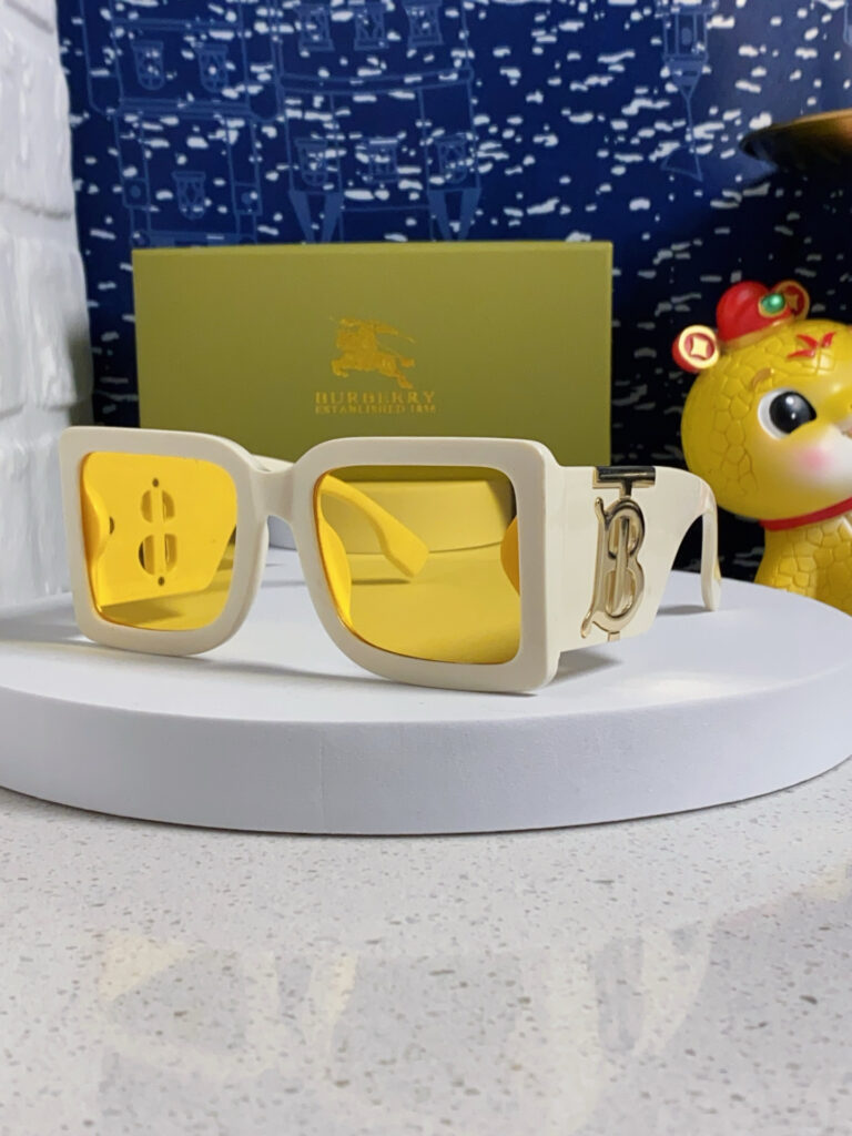 【店頭新登場】Burberry ブリティッシュデザインサングラス「アウトドア適合」