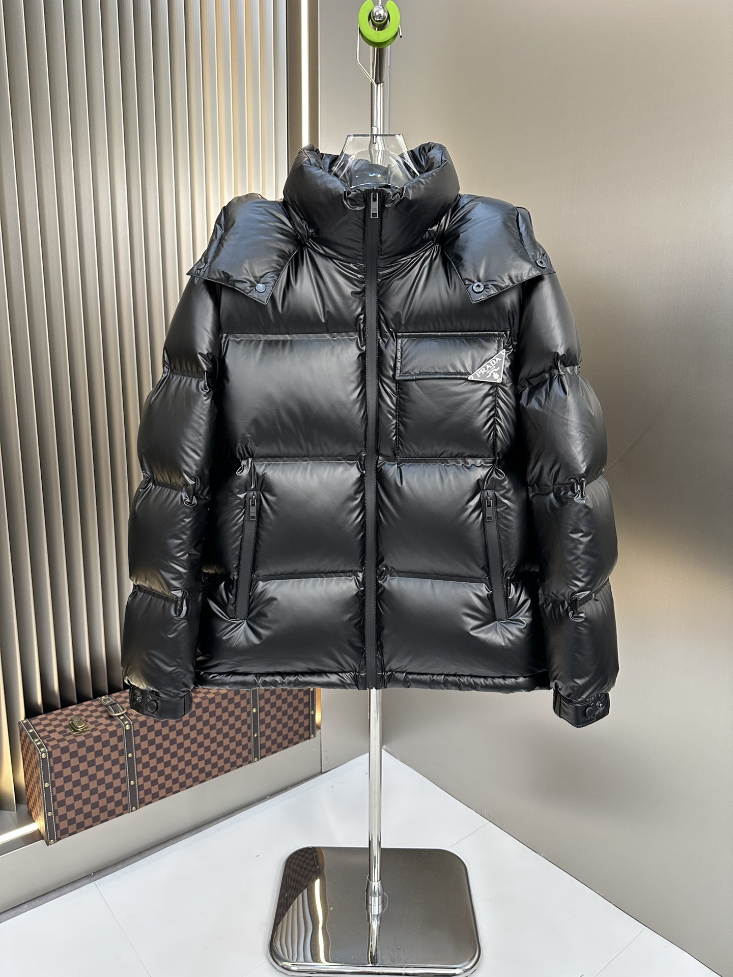 プラダ「Prada」冬の新作 フード付きダウンジャケット
