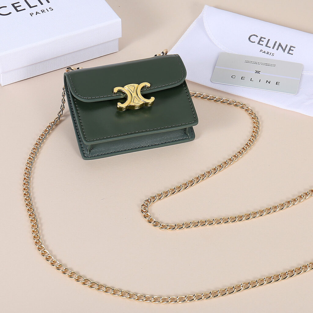 セリーヌ「Celine」新作 チェーン付き TRIOMPHE カードケース