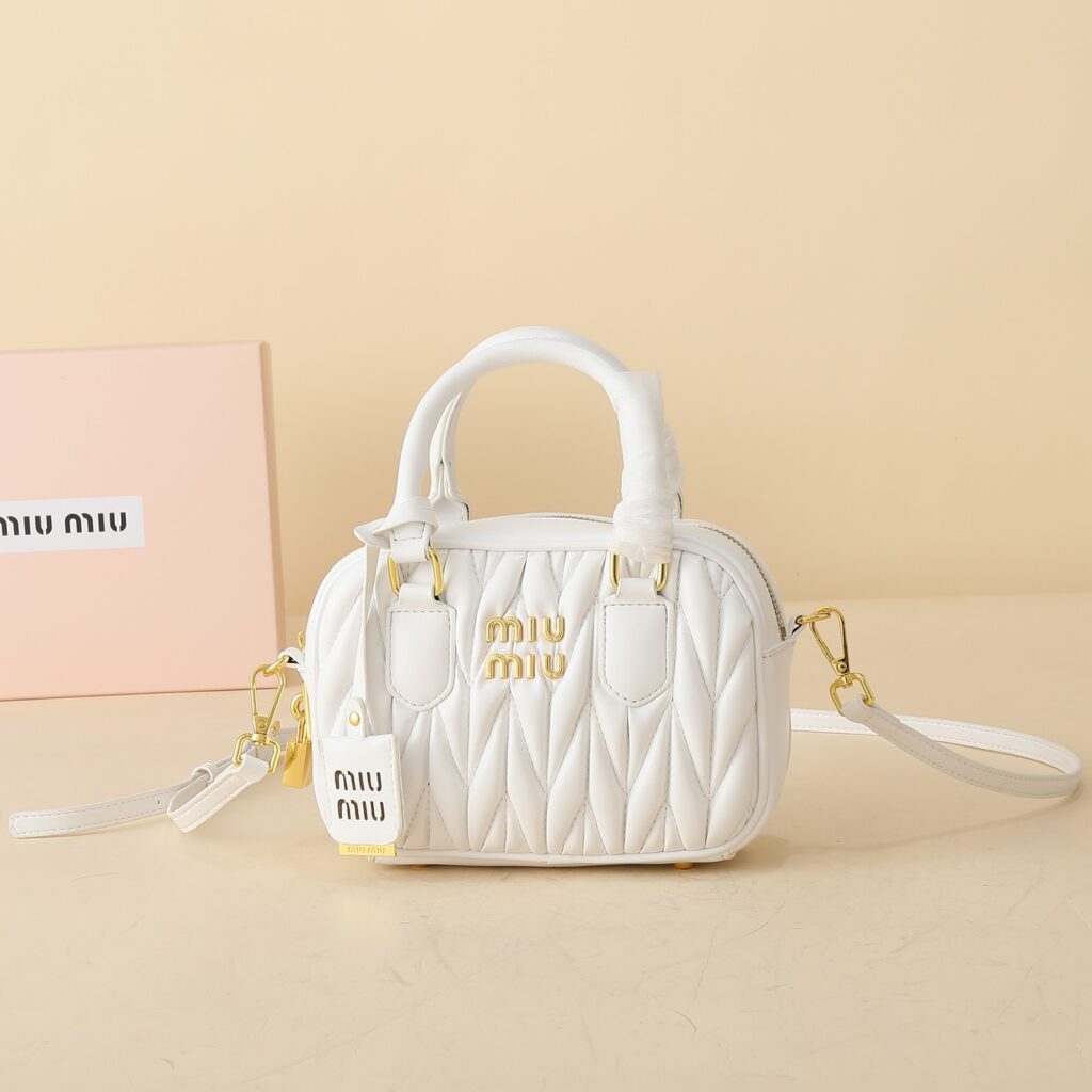 ミュウミュウ アルカディ マテラッセレザー スモールバッグ「Arcadie Bag」