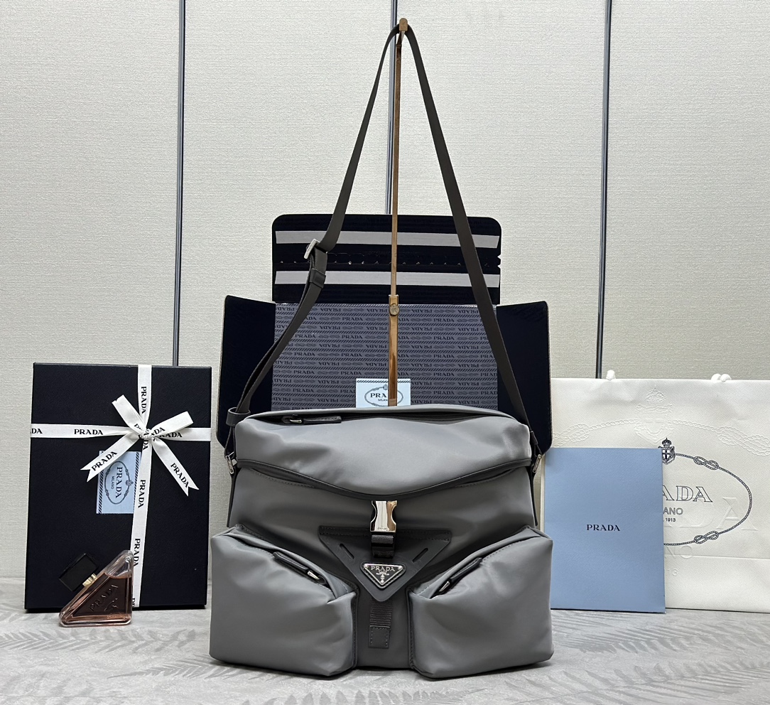 プラダ「Prada」 テッスート メンズショルダーバッグ