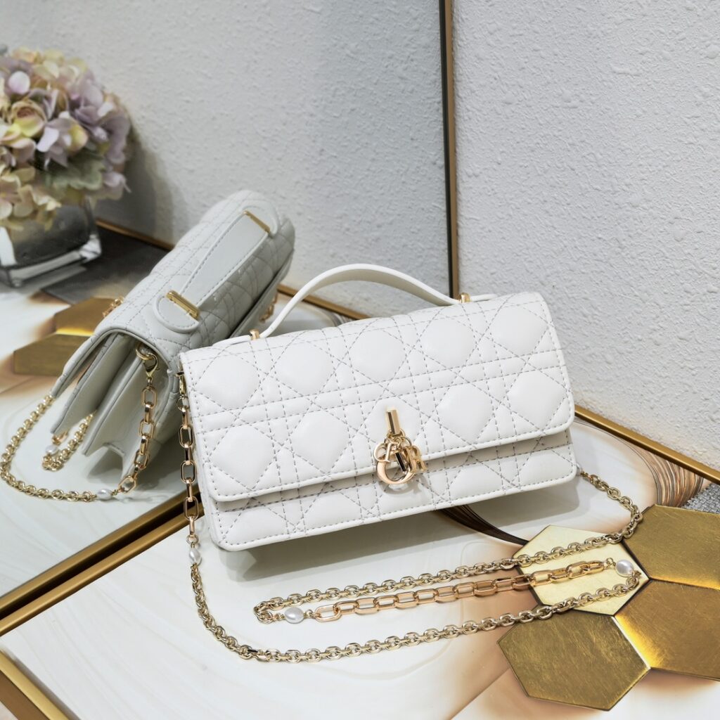 ディオール「Dior」LADY DIOR パールクラッチバッグ 2023年秋冬 シープスキン