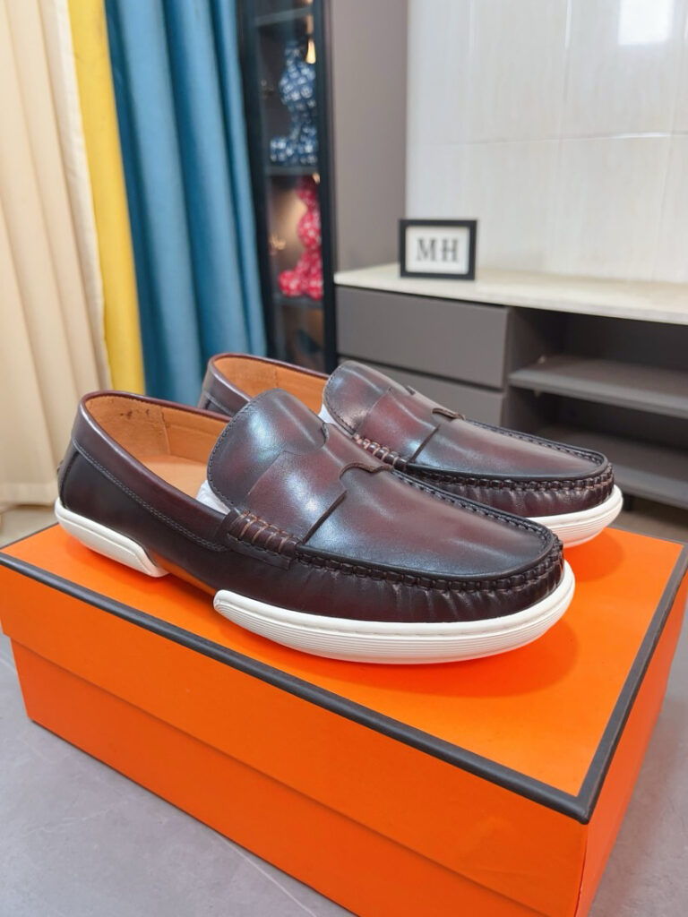 エルメス［Hermès］ おしゃれなペアスニーカー