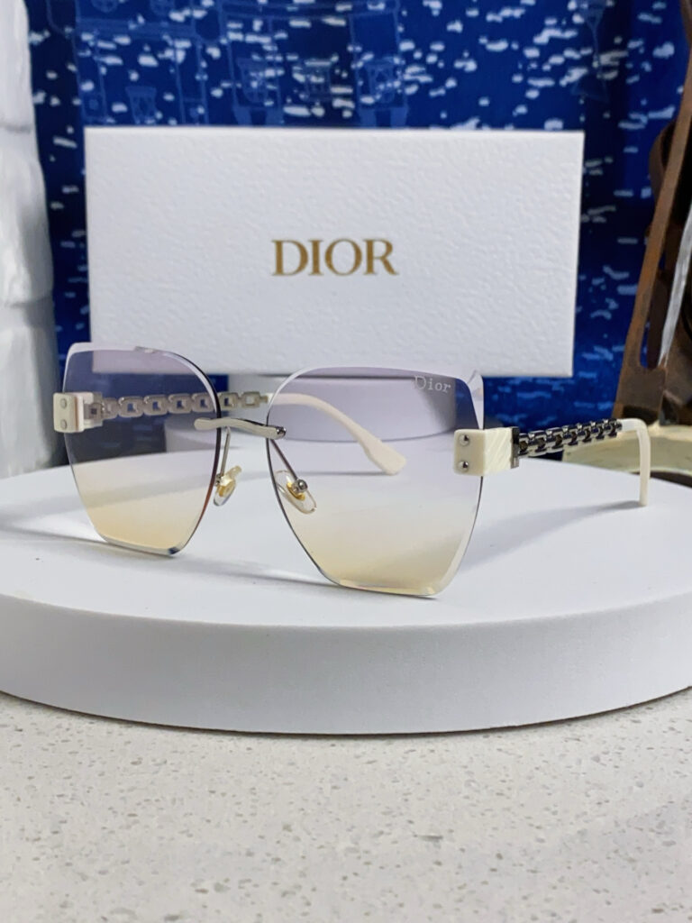 【注目新入荷】Dior フランス仕立てサングラス「ドライブ最適」