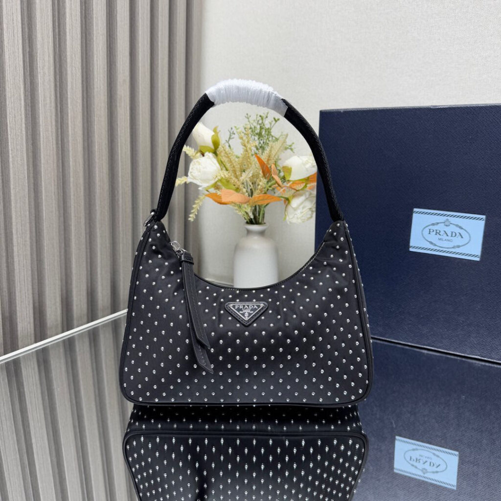 プラダ「Prada」リベットデザイン ホーボーバッグ ショルダーバッグ