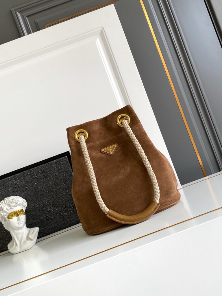 プラダ「Prada」バケットバッグ