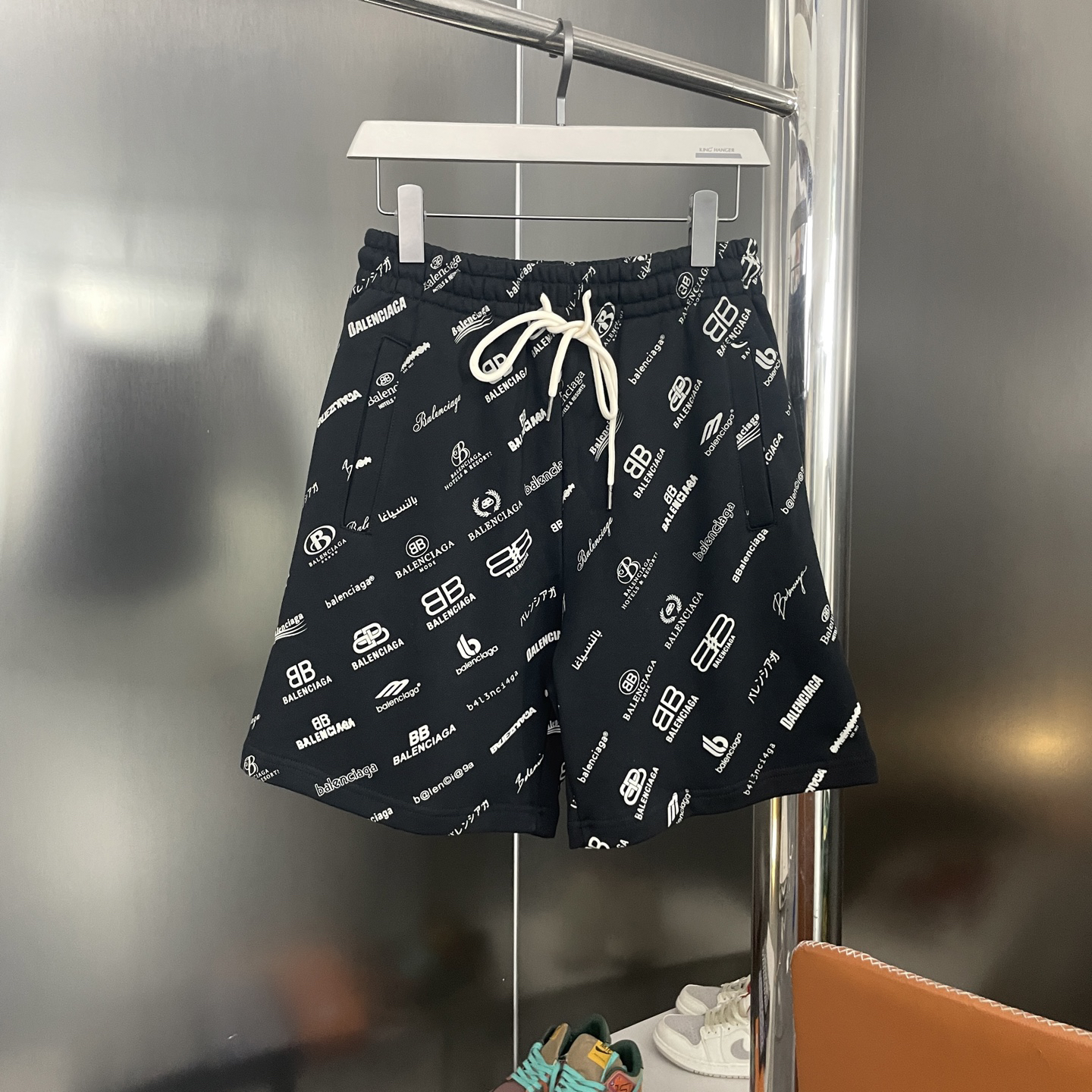 バレンシアガ「Balenciaga」ヘビーウォッシュ+インディゴ染め+フルロゴプリントショートパンツ
