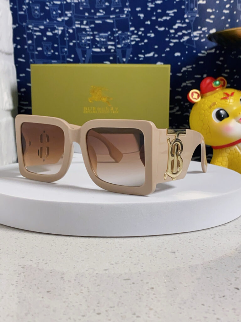 【店頭新登場】Burberry ブリティッシュデザインサングラス「アウトドア適合」