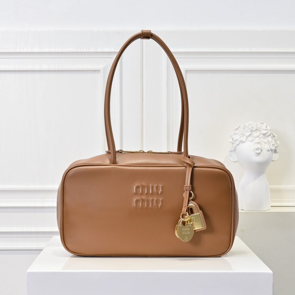 ミュウミュウ ボー レザー ミディアムバッグ「Beau Bag」