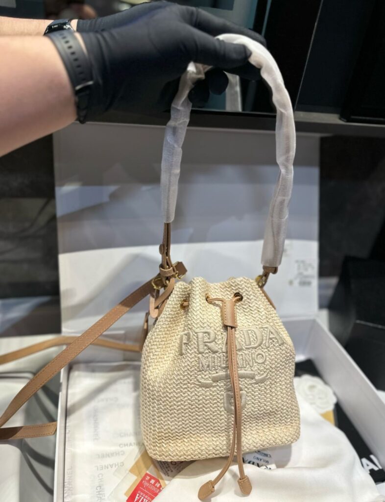 プラダ「Prada」 イントレチャート ウェーブ ブラッドバッグ