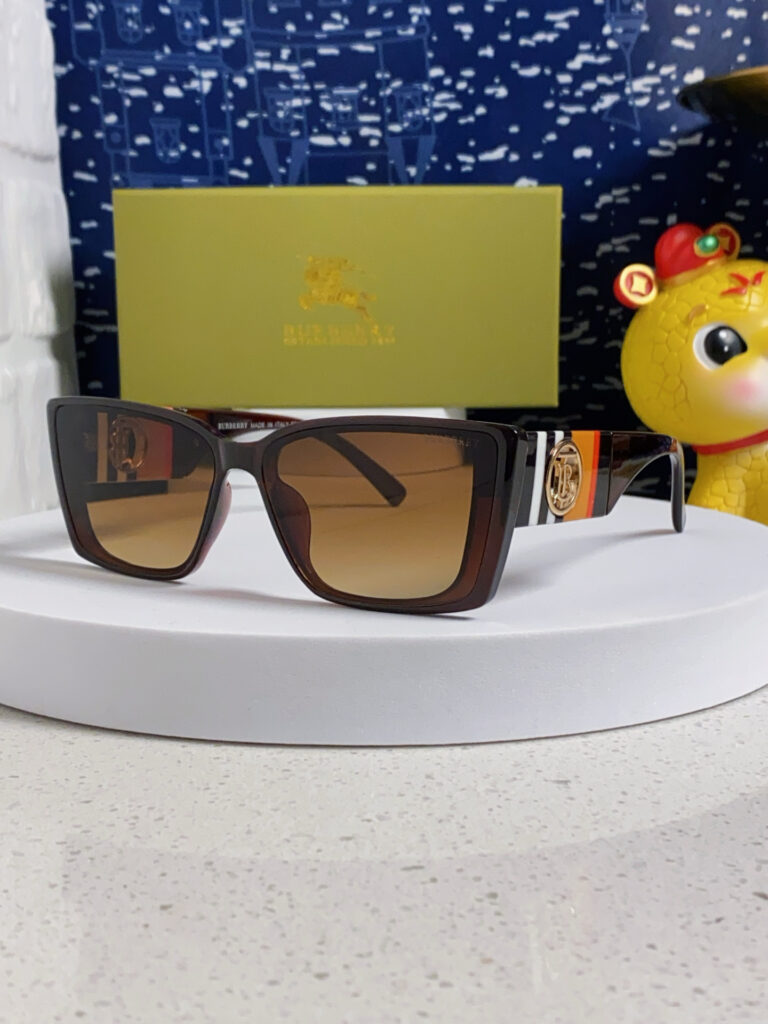 【店頭新登場】Burberry ブリティッシュデザインサングラス「アウトドア適合」