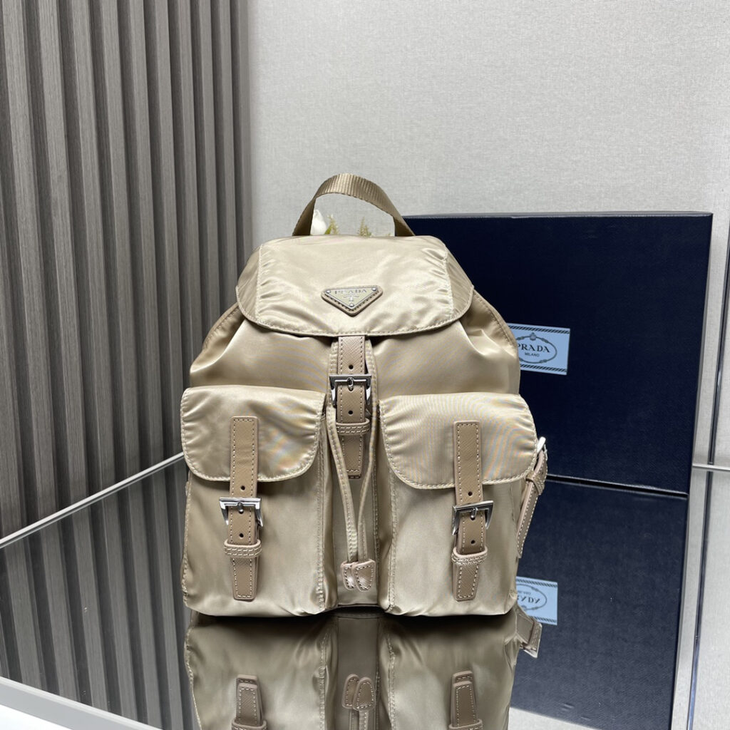 プラダ「Prada」リジェネレーテッドナイロンバックパック
