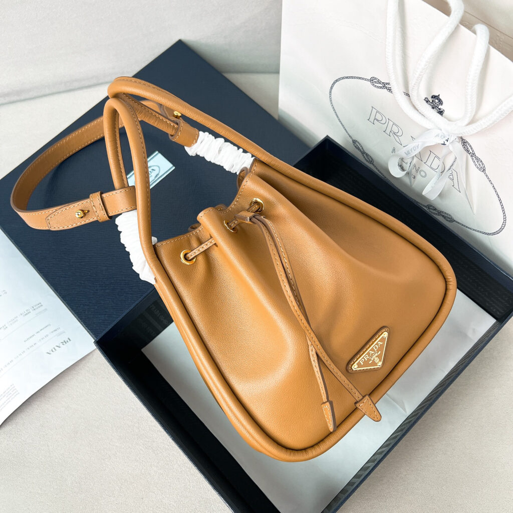 プラダ「Prada」 スムースレザー バケットバッグ ショルダーバッグ